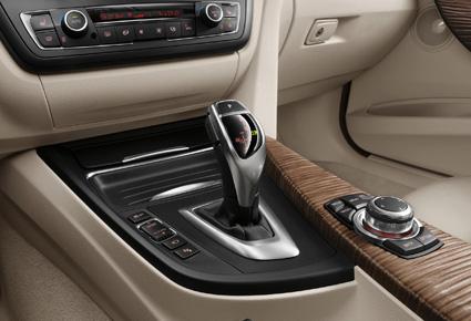 BMW الفئة الثالثة على مرّ الزمن: ديناميكية ومبدعة ومفعمة بسِمات BMW الأصيلة.